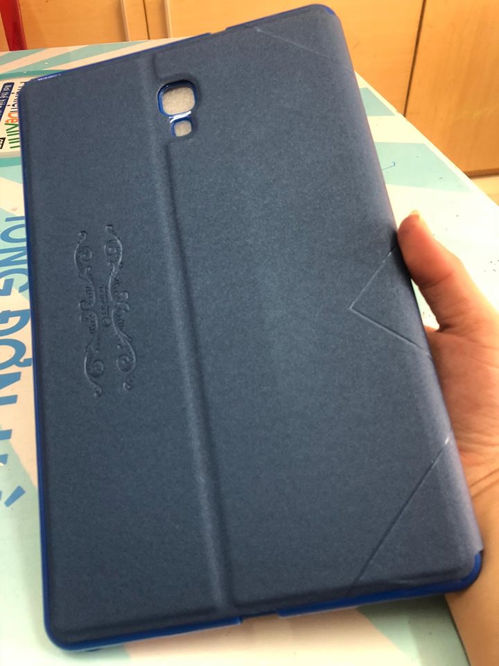 Bao Da Samsung Galaxy Tab A 10.5 2018 T590 T595 Giá Rẻ Lishen này được làm bằng da trơn chất liệu cao cấp chắc chắn giúp bao da không bị bong tróc và trở nên bền bỉ hơn, bảo vệ cho chiếc tablet của bạn không bị trầy xước